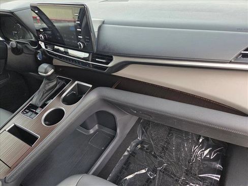 Used 2024 Toyota Sienna XLE image 21