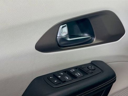 Used 2023 Chrysler Voyager LX FWD image 17
