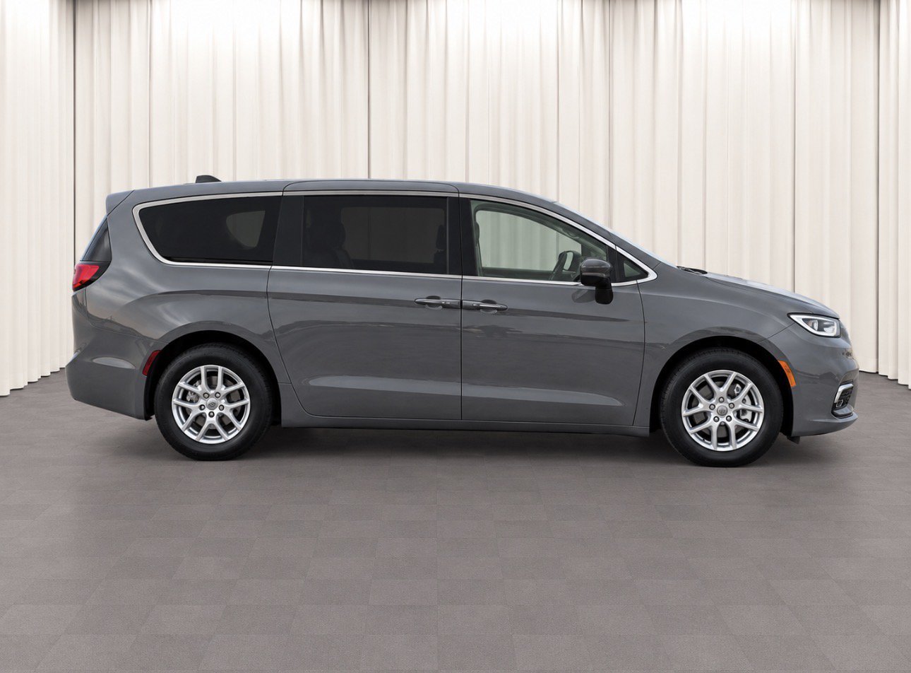 Used 2025 Chrysler Pacifica Select FWD image 2