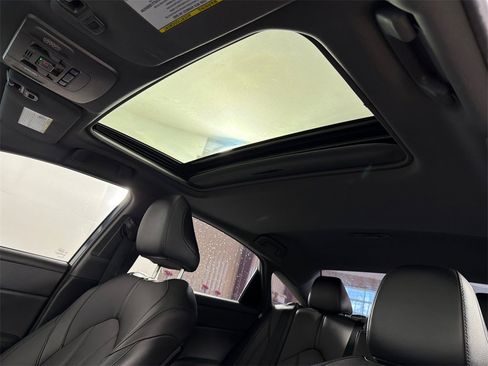 Used 2022 Toyota Avalon XLE image 2