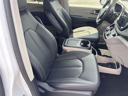 Used 2024 Chrysler Pacifica Touring-L FWD image 26