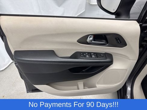 Used 2023 Chrysler Pacifica Touring-L FWD image 13