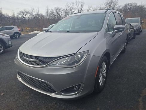 Used 2017 Chrysler Pacifica Touring-L image 1