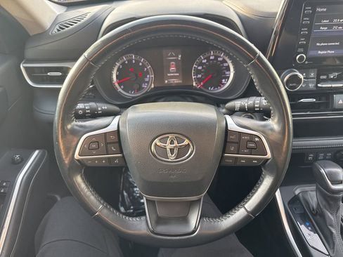 Used 2022 Toyota Highlander LE image 24