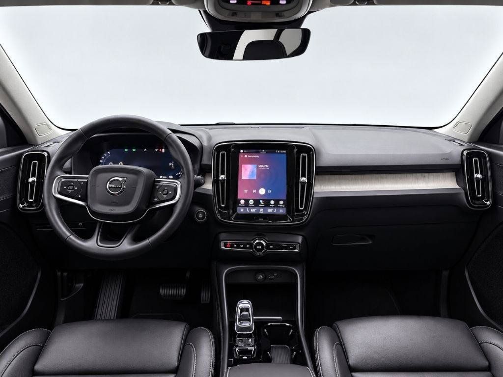 Used 2023 Volvo XC40 B5 Plus AWD/4WD image 25