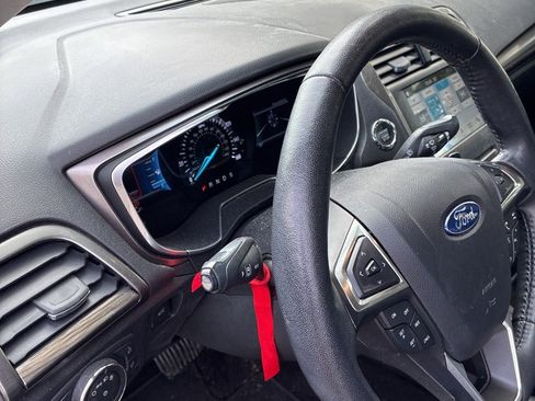 Used 2017 Ford Fusion SE w/ Fusion SE Technology Package image 6