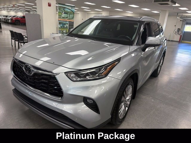 Used 2024 Toyota Highlander Platinum AWD/4WD image 3