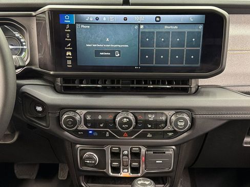 Used 2025 Jeep Wrangler Unlimited Sahara image 20