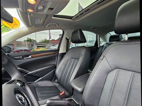 Used 2022 Volkswagen Passat 2.0T image 17