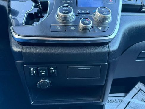 Used 2018 Toyota Sienna SE image 17