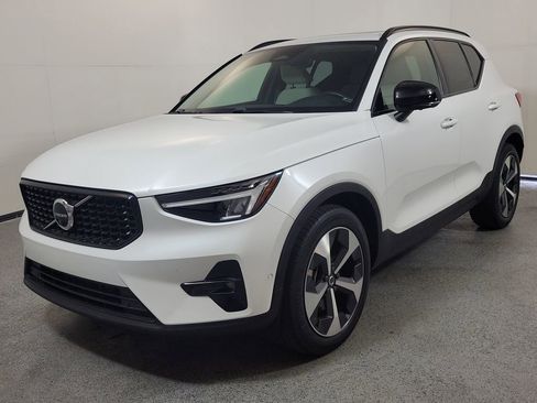 Used 2023 Volvo XC40 B4 Ultimate image 3