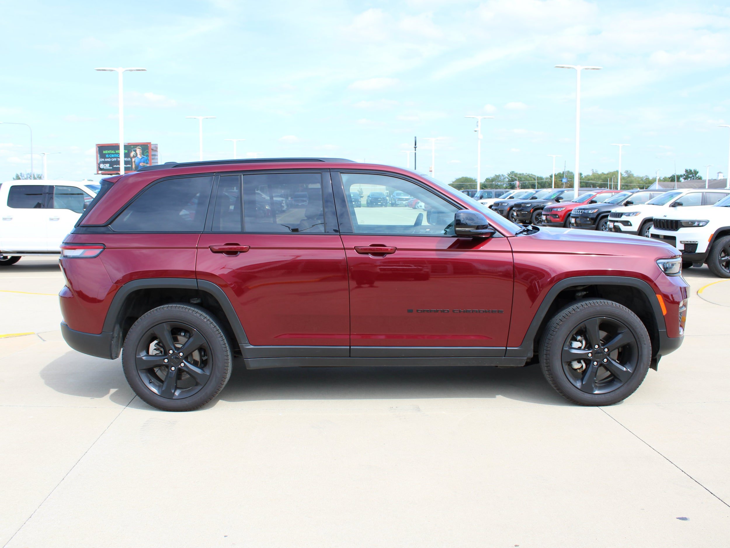 Used 2025 Jeep Grand Cherokee Limited w/ Black Appearance Package AWD/4WD image 6