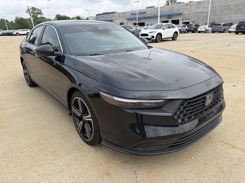 Used 2025 Honda Accord Sport image 2