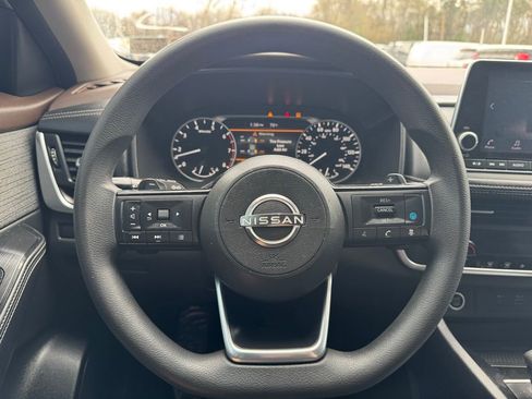 Used 2023 Nissan Rogue SV image 16