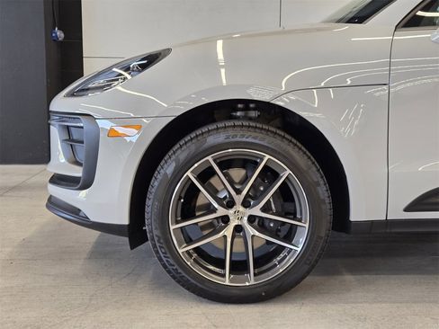 Used 2025 Porsche Macan Base image 9