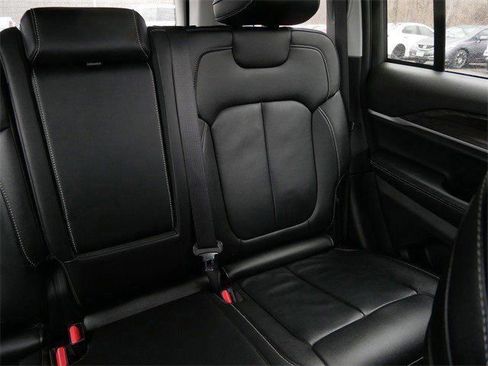 Used 2023 Jeep Grand Cherokee Limited w/ Black Appearance Package image 15