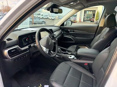 Used 2025 Kia Telluride EX w/ EX Captain's Chair Package image 4