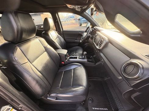 Used 2019 Toyota Tacoma TRD Off-Road image 37
