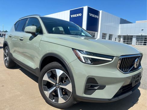 Used 2023 Volvo XC40 B5 Plus w/ Protection Package Premier AWD/4WD image 2