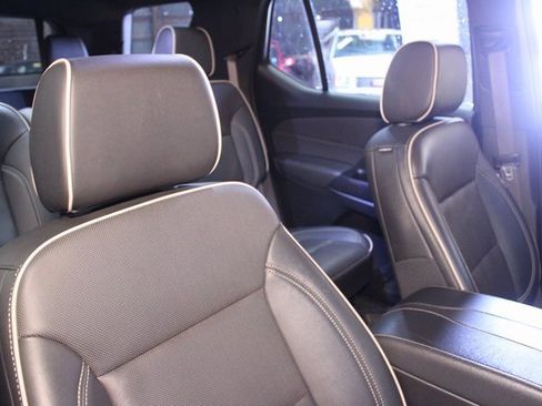 Used 2023 Chevrolet Traverse Premier image 11