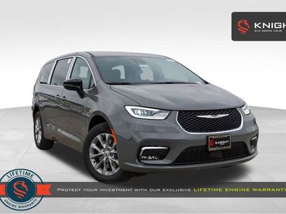 New 2025 Chrysler Pacifica Select w/ Uconnect Theater Family Group