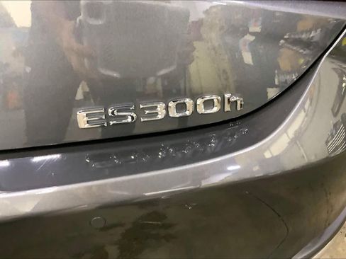 Used 2025 Lexus ES 300h w/ Luxury Package image 9