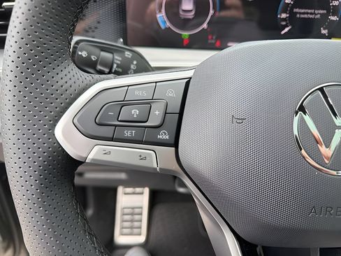 New 2026 Volkswagen Tiguan SE R-Line AWD/4WD image 17