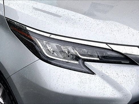 Certified 2023 Toyota Sienna XLE FWD image 28