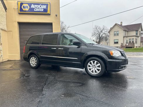 Used 2016 Chrysler Town & Country Touring w/ Driver Convenience Group image 4