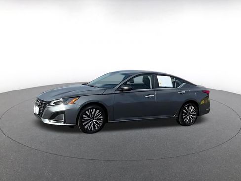 Used 2025 Nissan Altima 2.5 SV image 2