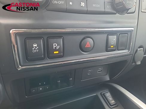 Used 2024 Nissan Titan SV w/ SV Convenience Package image 45