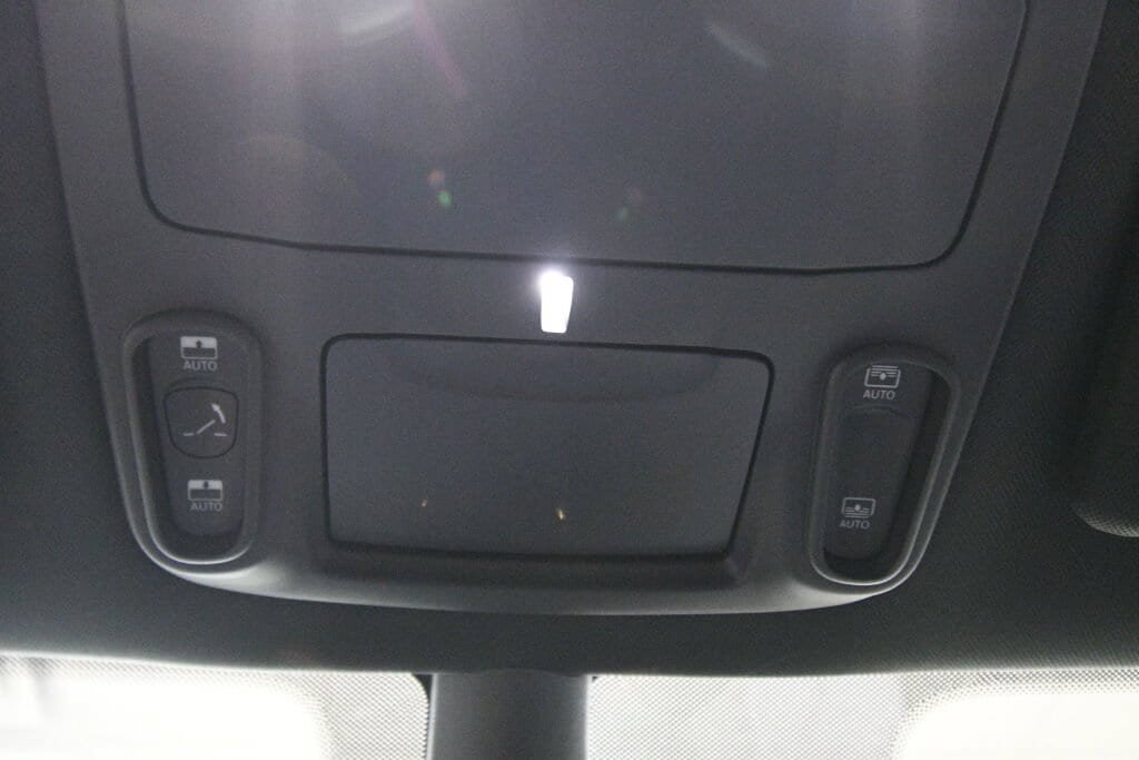 Used 2025 Chrysler Pacifica Limited FWD image 27