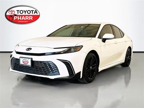 Used 2025 Toyota Camry SE image 1