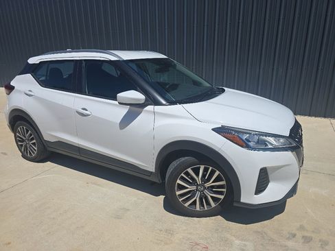 Used 2021 Nissan Kicks SV FWD image 1