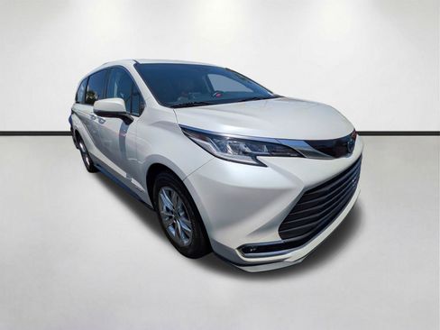 Used 2021 Toyota Sienna Limited FWD image 2