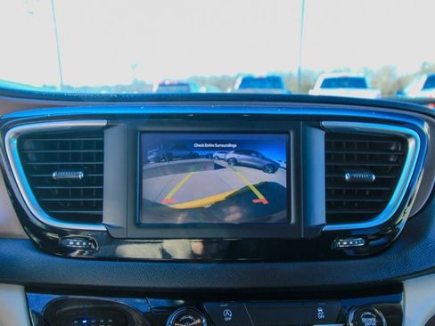 Used 2023 Chrysler Voyager LX image 25