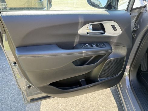 Used 2025 Chrysler Pacifica Limited FWD image 20