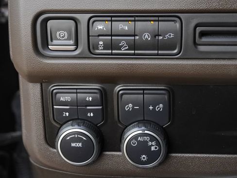 Used 2021 Chevrolet Suburban Z71 w/ Luxury Package AWD/4WD image 22