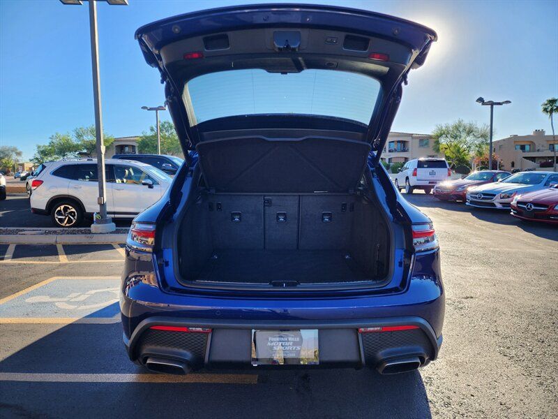 Used 2022 Porsche Macan AWD/4WD image 12