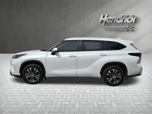 Used 2025 Toyota Highlander XLE image 9