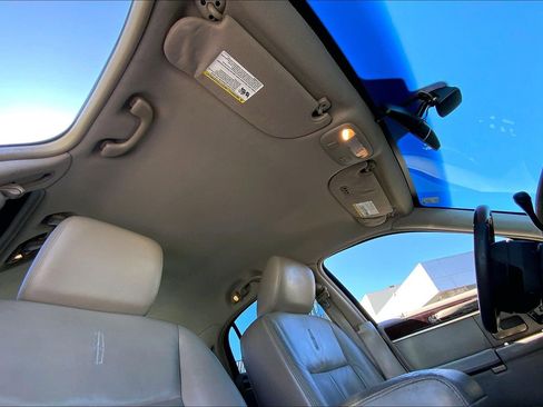 Used 2011 Lincoln Town Car Signature Limited image 13