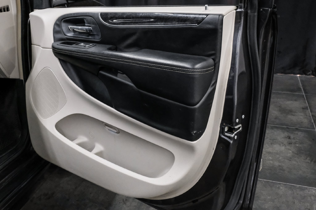 Used 2015 Chrysler Town & Country Touring w/ Driver Convenience Group FWD image 51