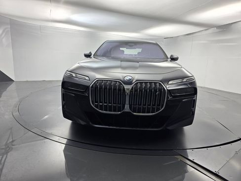 Used 2023 BMW i7 xDrive60 w/ Parking Assistance Package AWD/4WD image 2