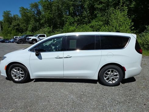 Used 2024 Chrysler Pacifica Touring-L FWD image 7