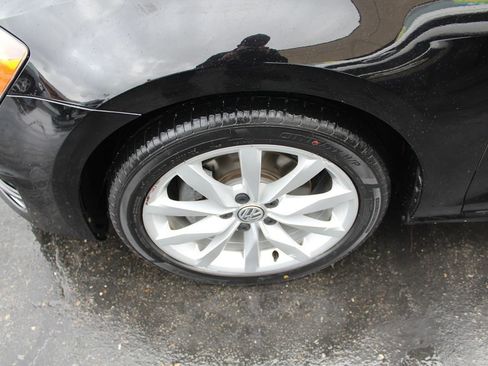 Used 2017 Volkswagen Golf SE image 11