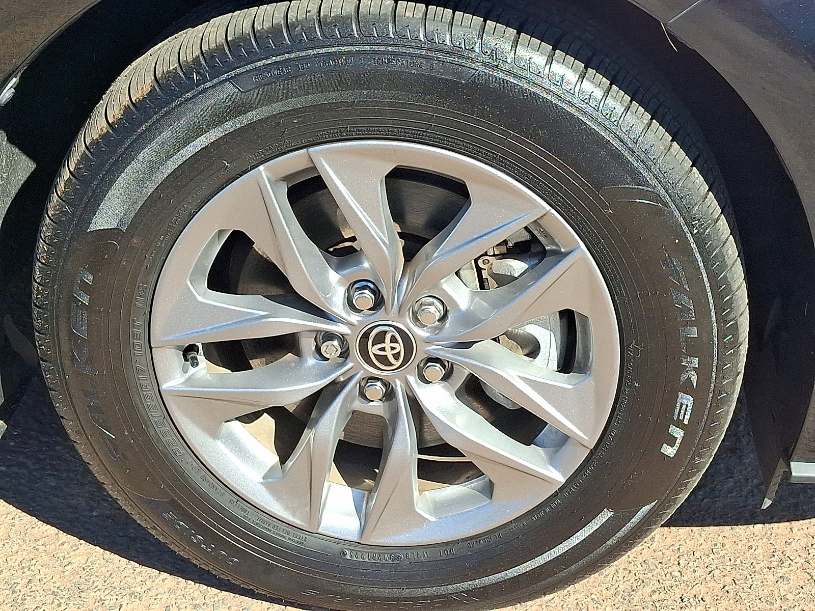 Certified 2025 Toyota Sienna LE AWD/4WD image 9