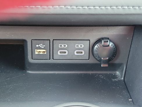 Used 2024 Toyota Highlander LE image 28