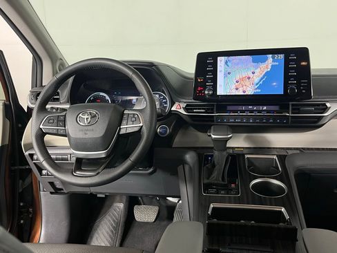 Used 2024 Toyota Sienna Limited image 10
