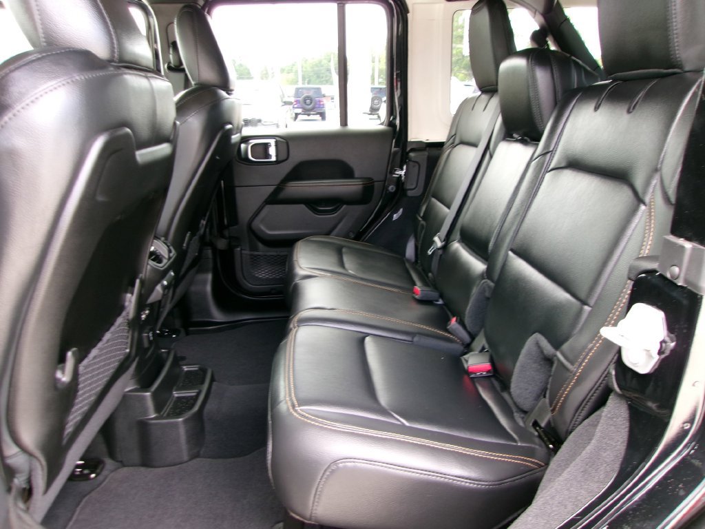Used 2025 Jeep Wrangler Unlimited Sahara AWD/4WD image 16