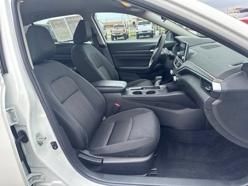 Used 2025 Nissan Altima 2.5 SV FWD image 18